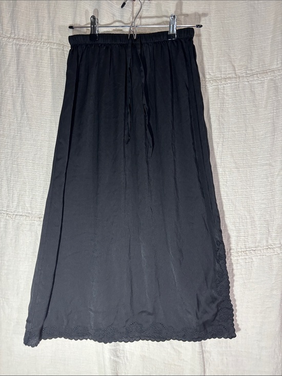 Universal Thread Dresses & Skirts - Universal Thread Black Maxi Skirt XS Boho Chic Scalloped Eyelet Side Slit EUC